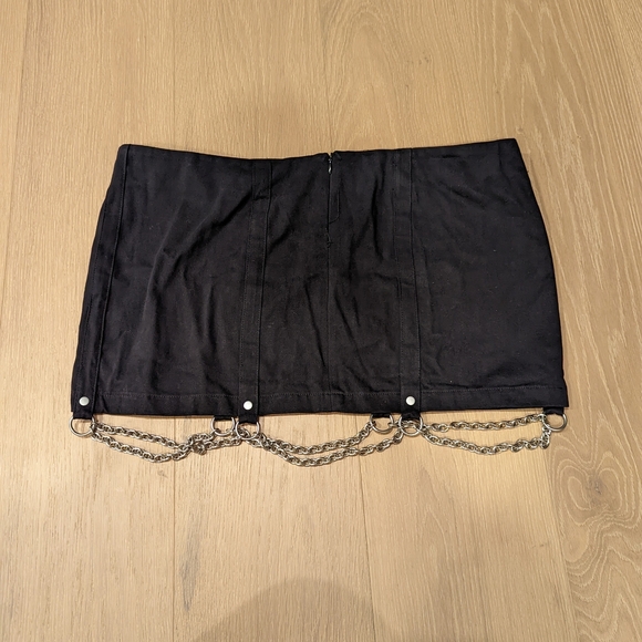 Black Chain-Accent Mini Skirt - Picture 3 of 10